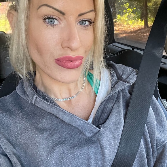 Meet your Posher, Amanda Rae - Picture 3 of 5